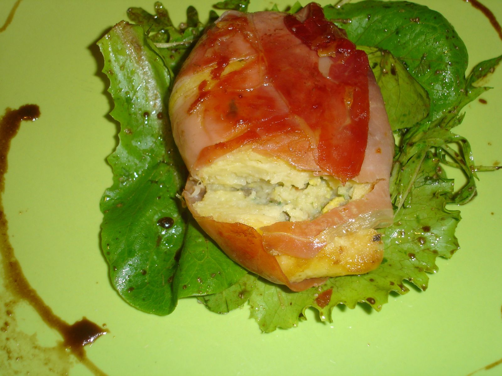 SALADE PASTELLES DE POMMES DE TERRE ENROULEES AU JAMBON DE BAYONNE SALADE PASTELLES DE POMMES DE TERRE ENROULEES AU JAMBON DE BAYONNE