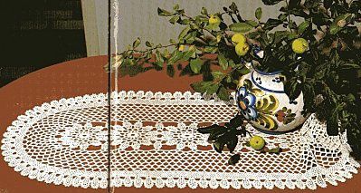 chemin-de-table et ses rosettes centrales