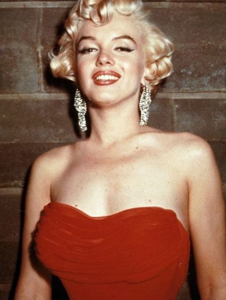 Gala de l'AmFAR sous le signe de Marilyn Monroe, en rouge - Marilyn pour  Toujours