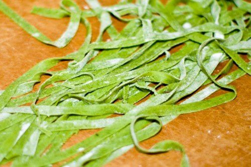 tagliatelles aux orties. Avec l'amabilité de Marc Matsumoto