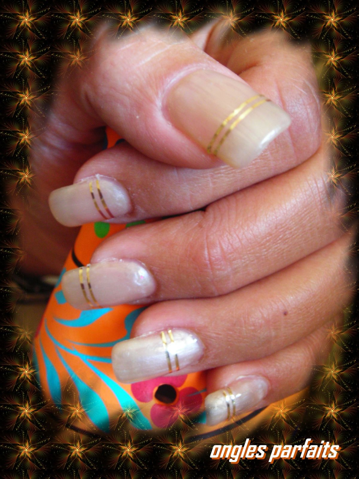 Ongles beige et or
