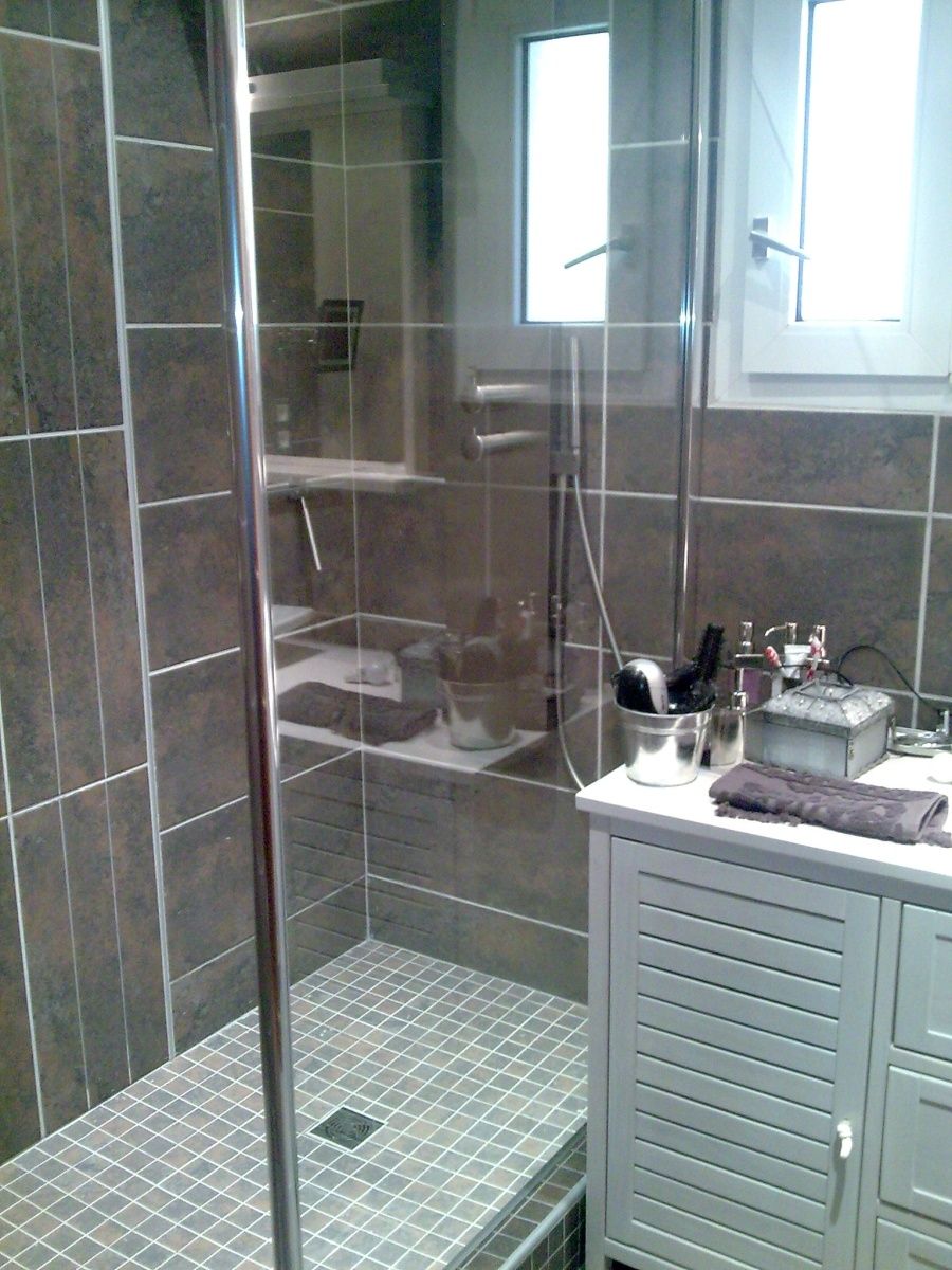 Salle de bain retro avec douche avec haute résolution fonds d ...