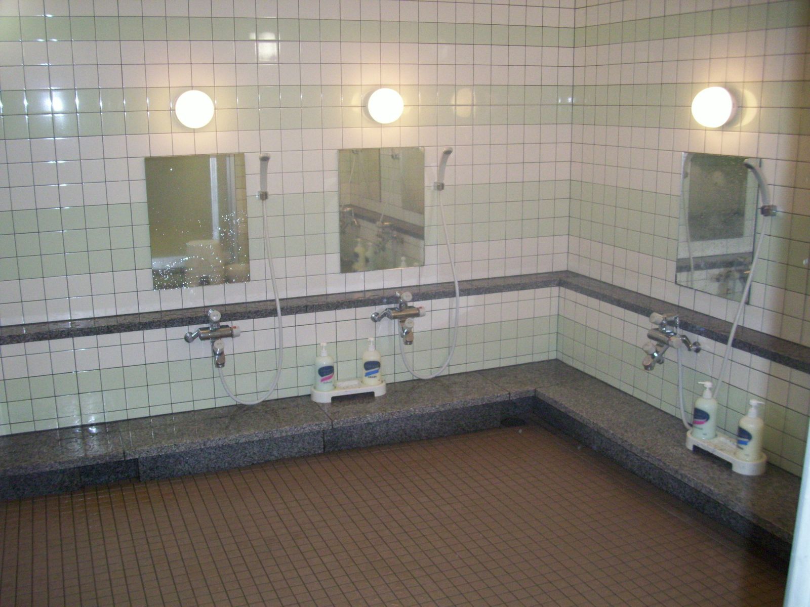 Une auberge de jeunesse qui gère exil au japon