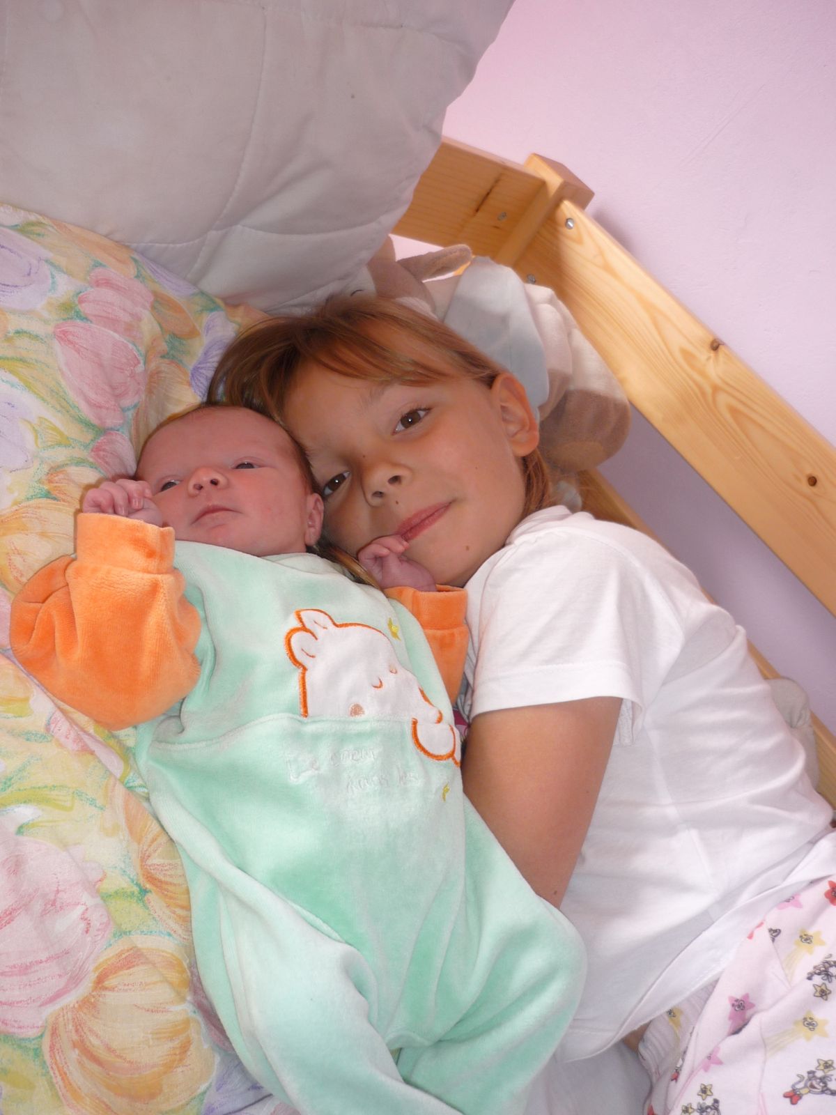 Avec ma soeur dans son lit.......moment calins SYLIA