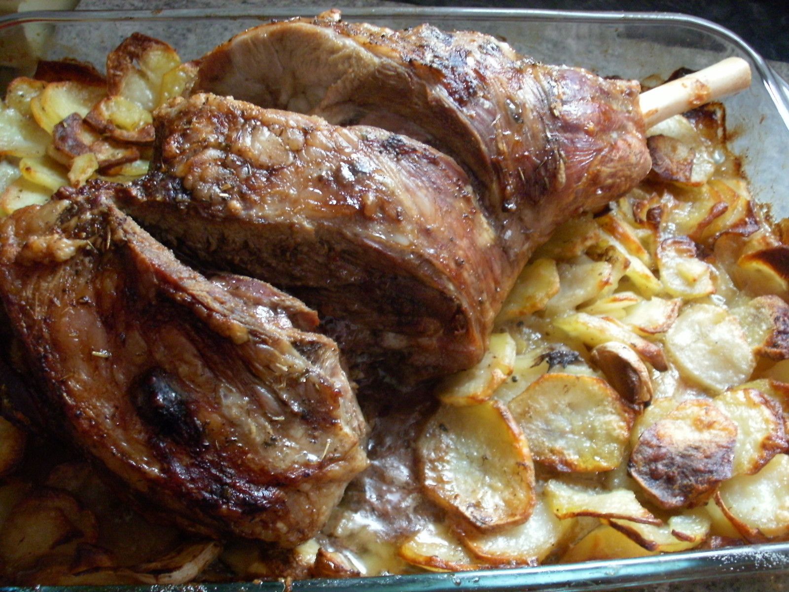 Gigot d'agneau au four sur lit de pommes de terre fondantes - Blog cuisine  avec du chocolat ou Thermomix mais pas que