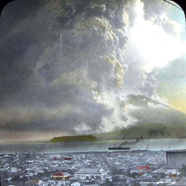 Sakurajima-eruption-01.1914---coll-R.Wilson.jpg