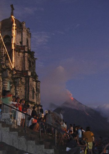 MAyon-Noel-D.Amaranto-AP.jpg