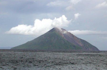 Tinakula---2-explorevolcanoes-copie-1.jpg