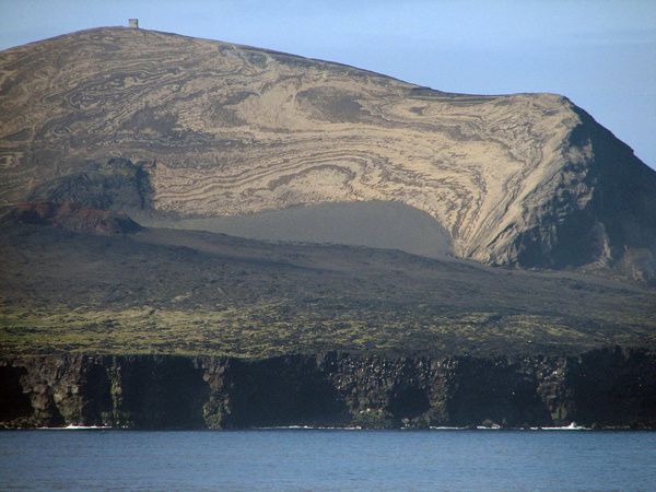 Surtsey_Island---ph.CanonS2.jpg