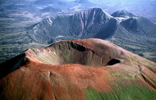 Crater Ridge et unnamed volc. - Jim Riehle USGS