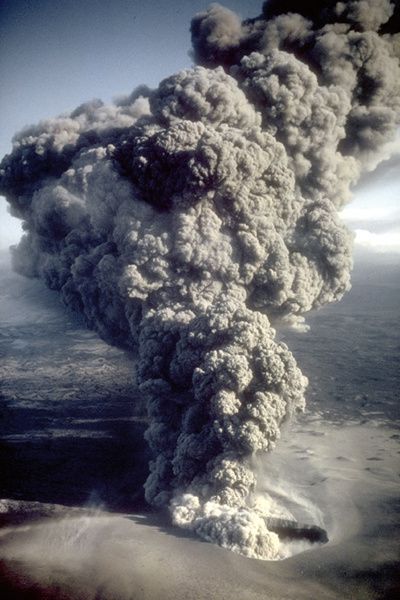 ukinrek-maar-eruption-04.1977-USGS.jpg