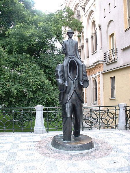 Kafka-Effigie-en-bronze-Prague.jpg