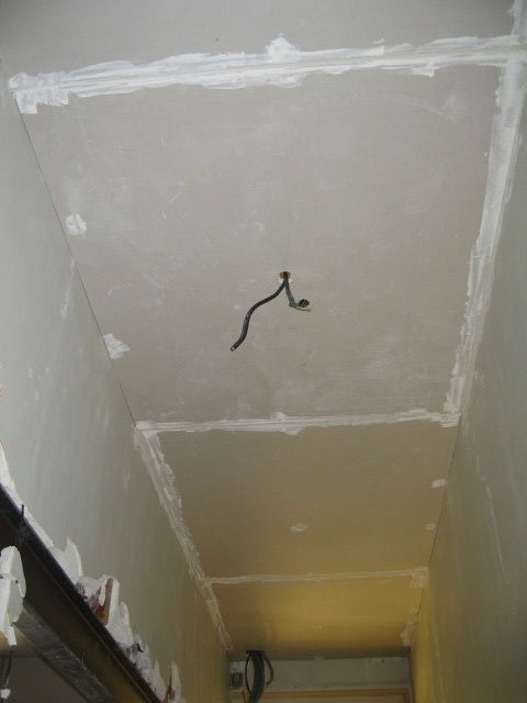 plafond du couloir avec plaques de plâtre plafond du couloir avec plaques de plâtre