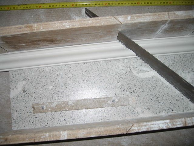 découpe de la moulure moulure en staff