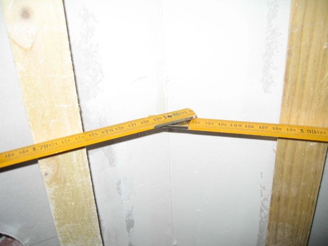 poser corniches en plâtre ou staff