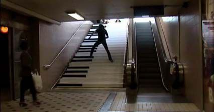 MUSIQUE-SOCIAL-Un escalier piano dans le métro - Le blog de EasyDoor