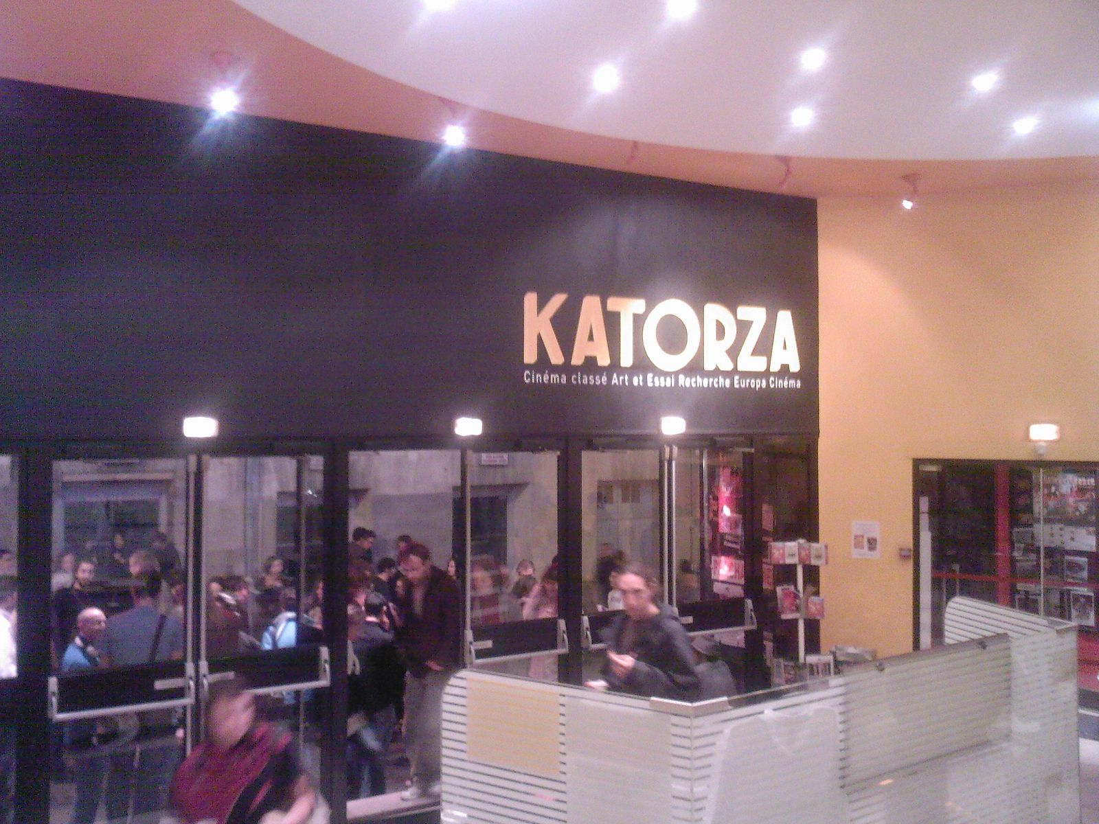 l'entrée du cinéma Katorza à l'absurde séance
