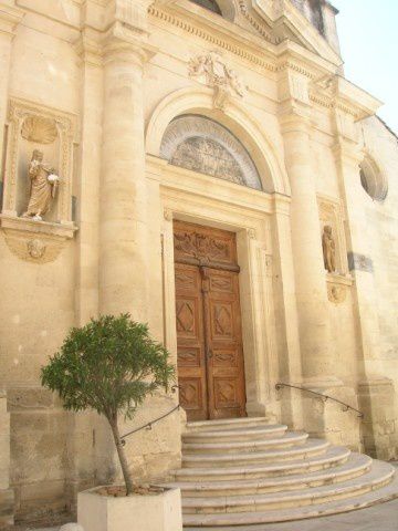 Le-porche-de-l-eglise-de-Aramon--640x480-.JPG