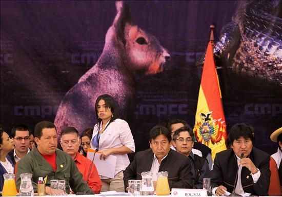 salle-de-conference-avec-Chavez.jpg
