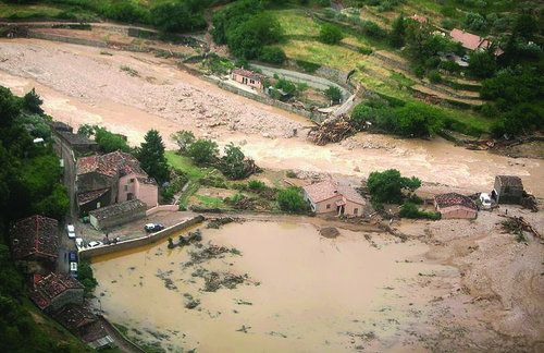 http://idata.over-blog.com/3/12/31/62/VILLAGES-PROVENCE/image-dra28q251_cc_vues-ae-rebouillon.jpg