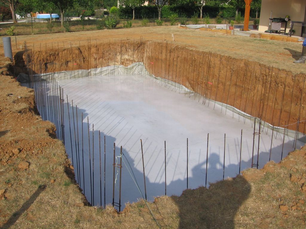 La dalle Piscine en blocs poly & Terrasse en bois composite La dalle Piscine en blocs poly & Terrasse en bois composite