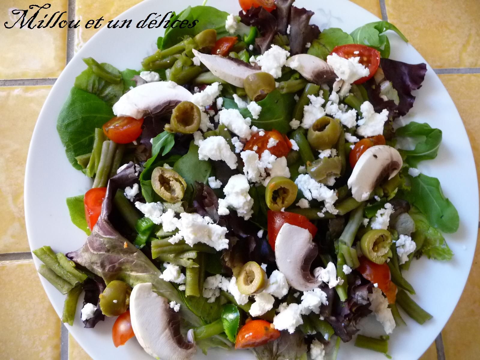 salade composée de millou salade composée ( haricots, oeufs, olives, thon, feta, champignons, ...)