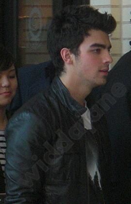 jonas-brothers-northpark-shoppers (13)