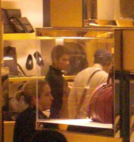 jonas-brothers-northpark-shoppers (5)