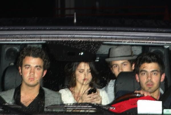 nick-jonas-selena-gomez-backseat.JPG