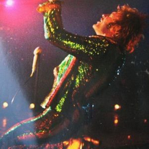 Costume-multicolore-brillant-Johnny-Hallyday-Tourn-copie-1.jpg
