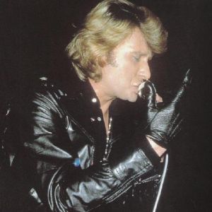 johnny-en-1978--Blouson-en-cuir-et-pantalon-en-cuir.jpg