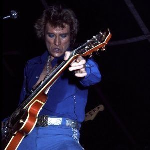 johnny-en-1978-Chemise-bleue-copie-1.jpg