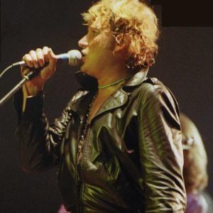 johnny-hallyday-tournee-1981-Blouson-en-cuir-et-p-copie-1.jpg