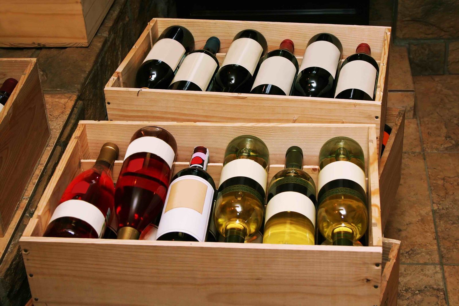 Caisse de 6 bouteilles de vin neutres, blancs rouges et rosés. Propriété de degustation-vin.over-blog.com Caisse panaché de degustation-vin.over-blog.com