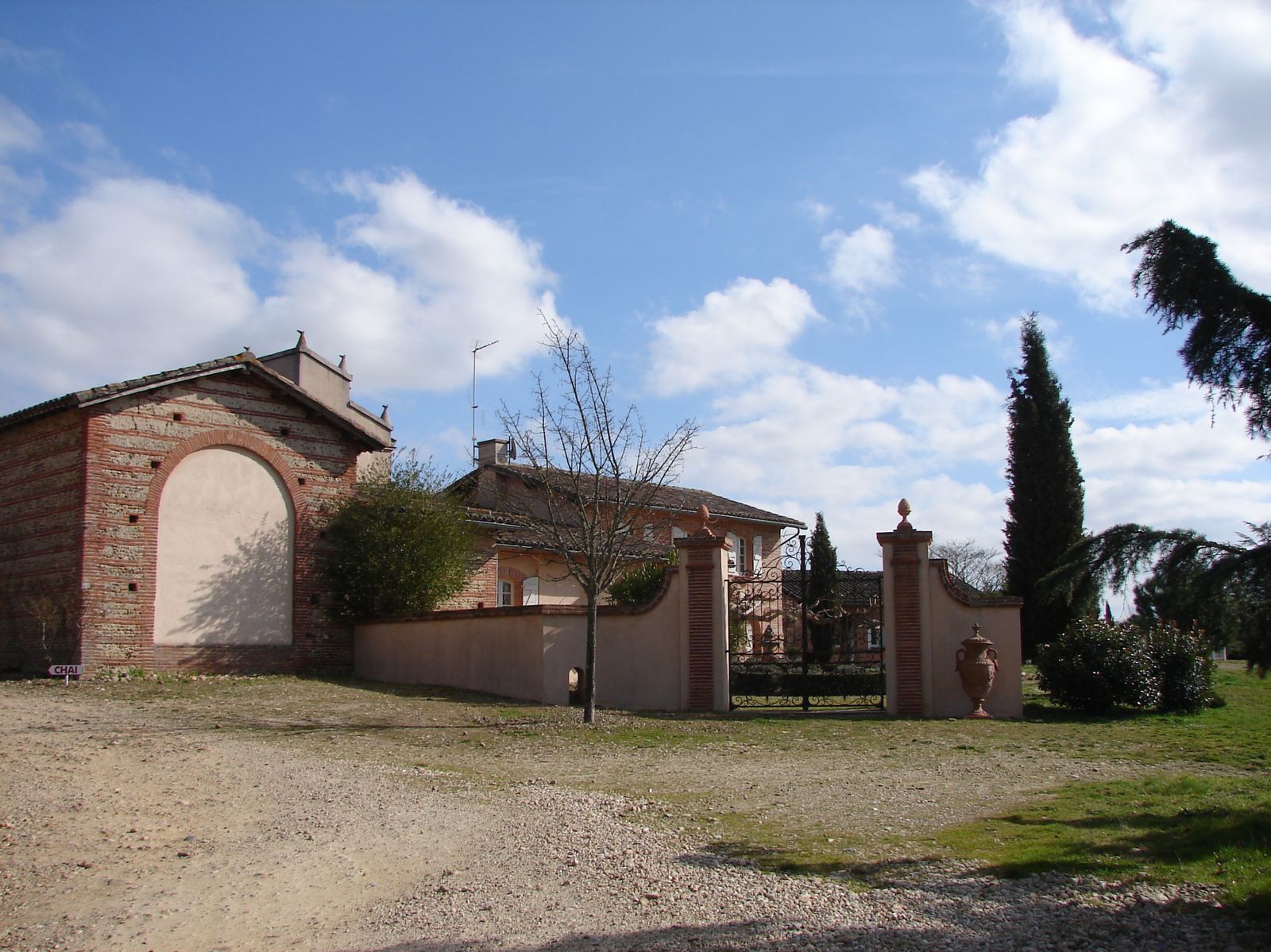 Bâtisse du Château la Colombière à Fronton Au Château la Colombière à Fronton