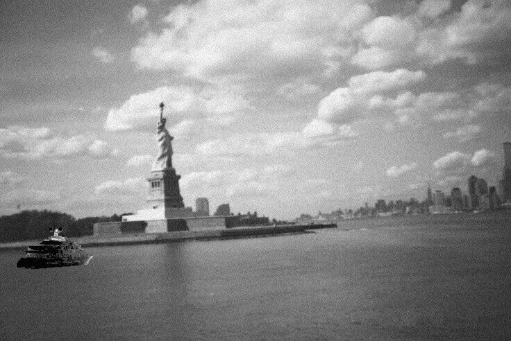 http://idata.over-blog.com/3/18/86/31/2nde/Ellis-Island/Statue-of-Liberty-Manhattan.jpg