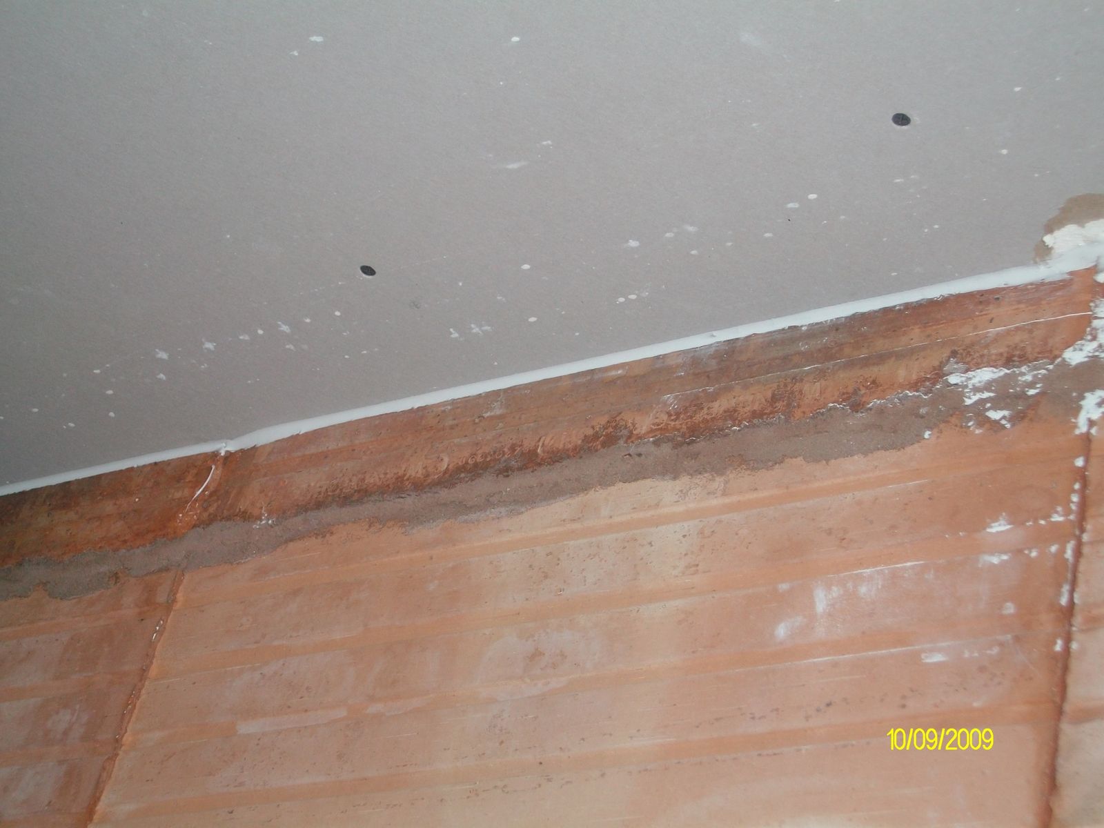 Faire joint entre mur et plafond