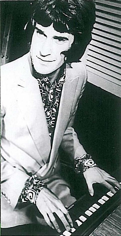 ray-davies-au-piano.jpg