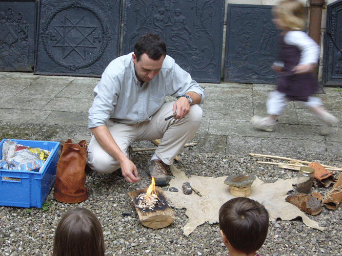 préhistoire expérimentale : animation feu par Hervé Beaudouin au Musée de Verdun (Meuse, Lorraine) préhistoire expérimentale : animation feu (archet) au Musée de Verdun (Meuse)