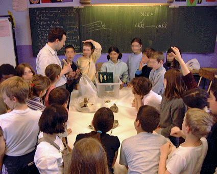 Préhistoire expérimentale : animation silex par Hervé Beaudouin à l'école de Sexey-aux-Forges (Meurthe-et-Moselle, Lorraine) Préhistoire en Lorraine : animation silex à l'école de Sexey-aux-Forges (Meurthe-et-Moselle)