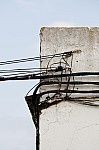 Cables en fachada - El blog de Enrique M.Cabello
