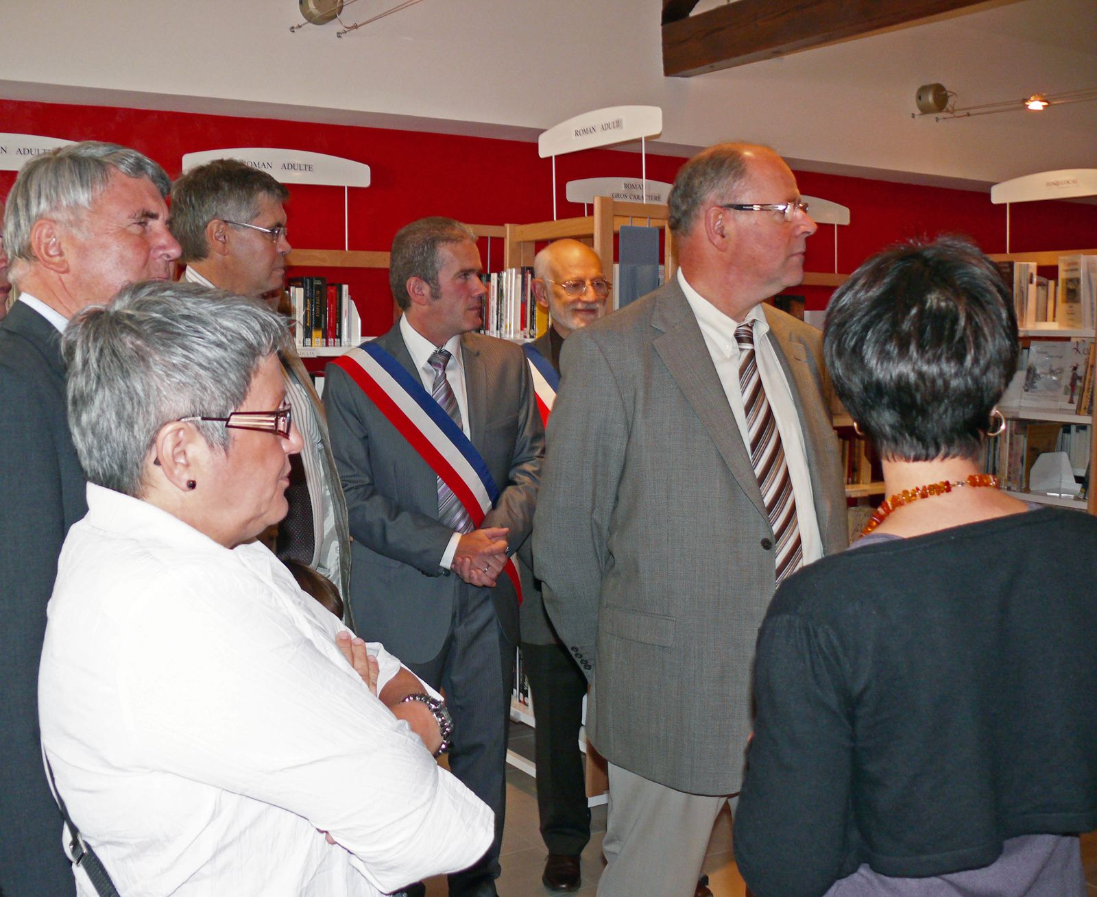 Le 18 septembre 2010, la médiathèque d'Arreux a été inaugurée par Robert COLSON Maire de Arreux, le Conseil Municipal, le Sénateur-président du conseil Général, Mme Joëlle Barat vice/présidente de la Région  et du Député Philippe Vuilqu
