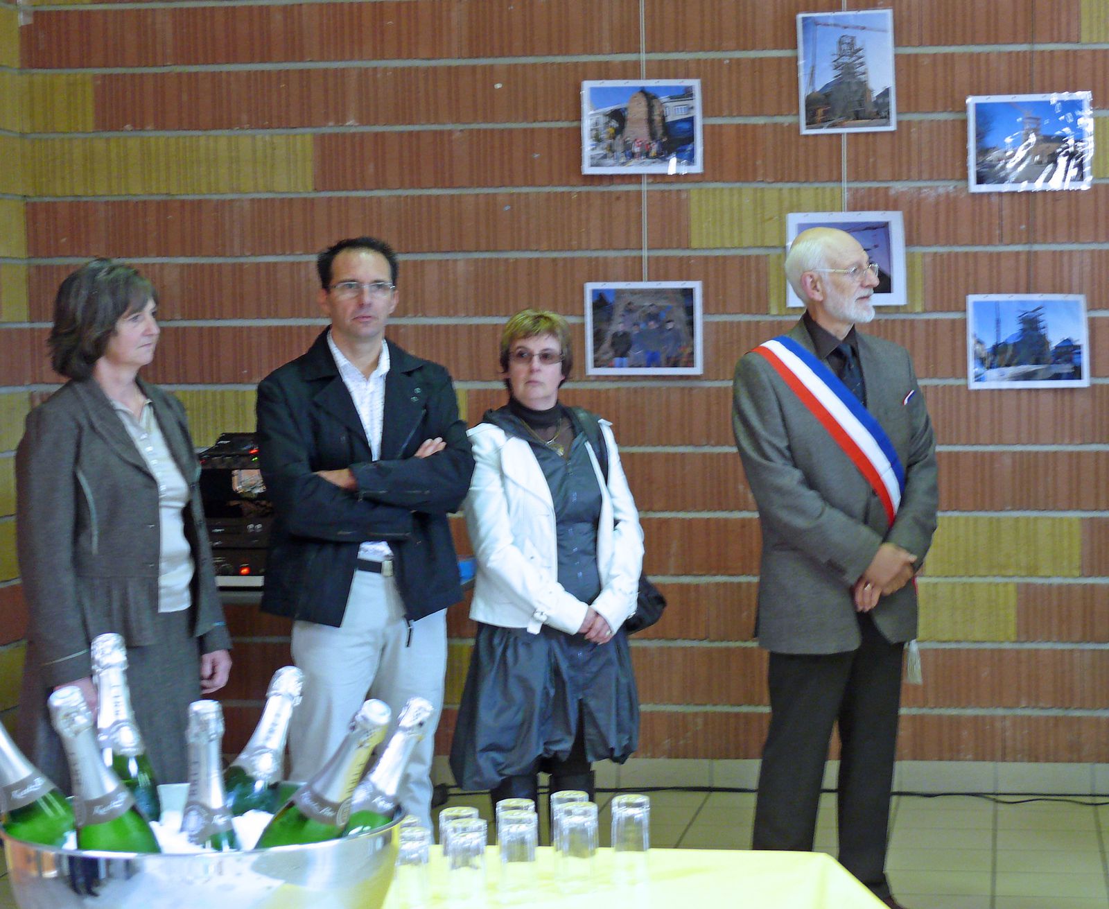 Le 18 septembre 2010, la médiathèque d'Arreux a été inaugurée par Robert COLSON Maire de Arreux, le Conseil Municipal, le Sénateur-président du conseil Général, Mme Joëlle Barat vice/présidente de la Région  et du Député Philippe Vuilqu