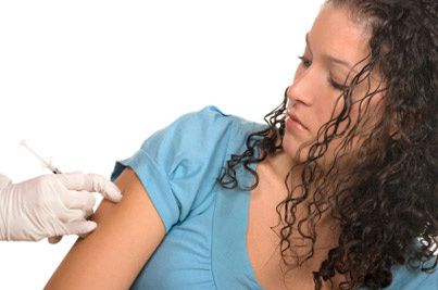 Fille-que-l-on-vaccine--HPV-.jpg