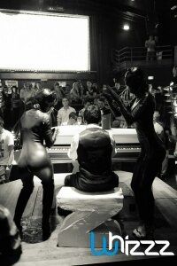 quart de queue blanc en discotheque