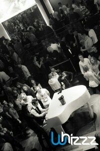 un piano blanc en discotheque le whizzz club