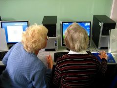 Seniors-devant-ordinateur.jpg