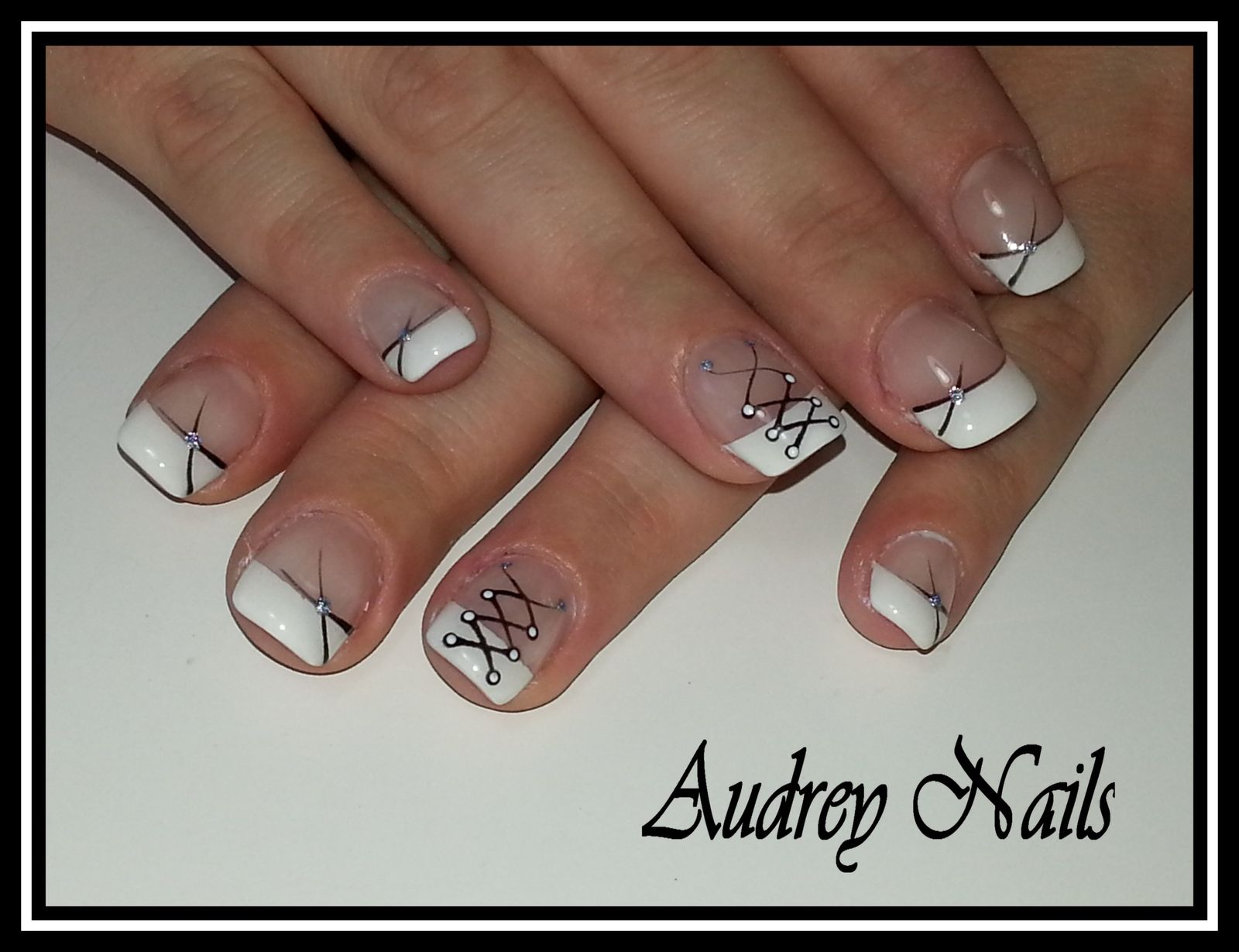 French blanche + déco lacet + croisés noir - Les Ongles d'Audrey 91