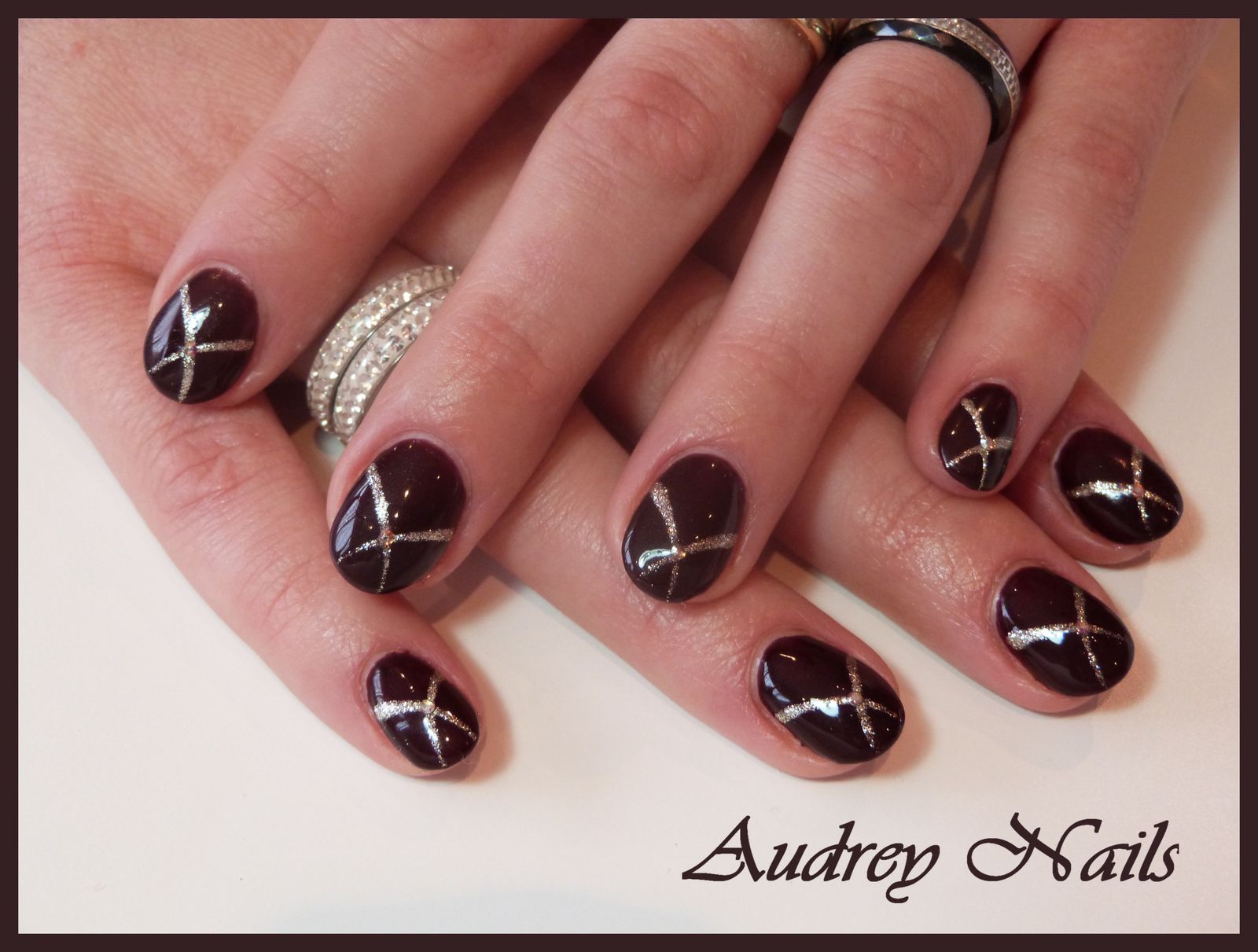 Gel de couleur pretty prune + déco croisé doré +strass - Les Ongles  d'Audrey 91