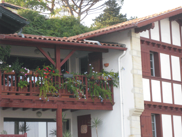 Maison typique, fleurie à St jean de Luz
